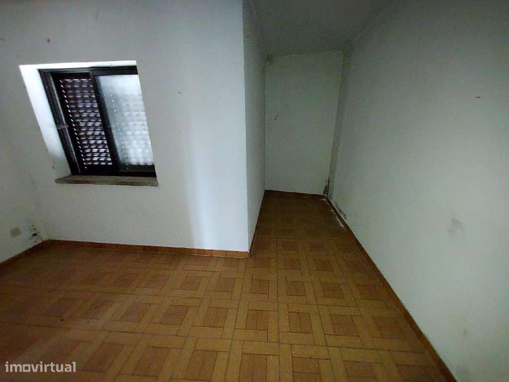 Moradia de tipologia T3 de 3 pisos, a necessitar de obras de reabil... - Grande imagem: 5/15