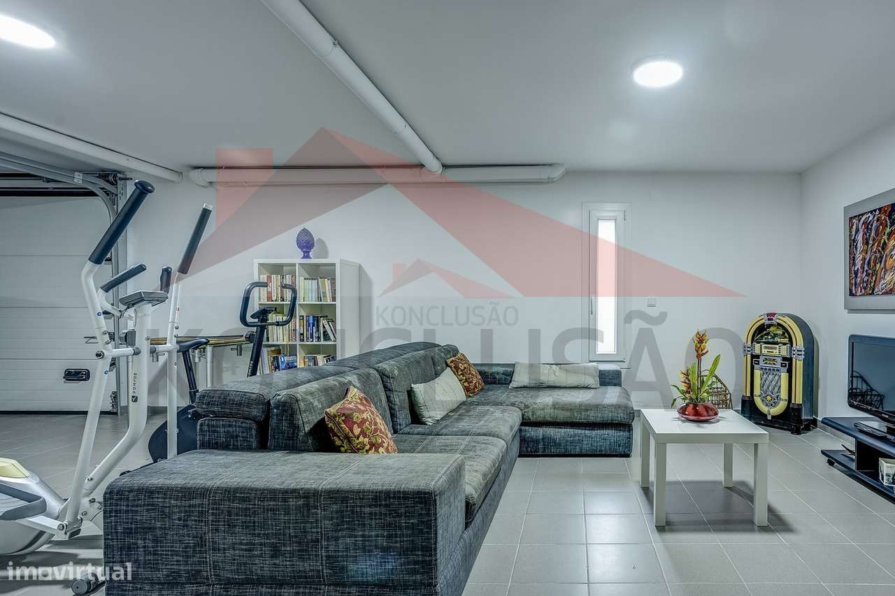 Moradia T4 de arquitetura moderna, estado de nova.-39