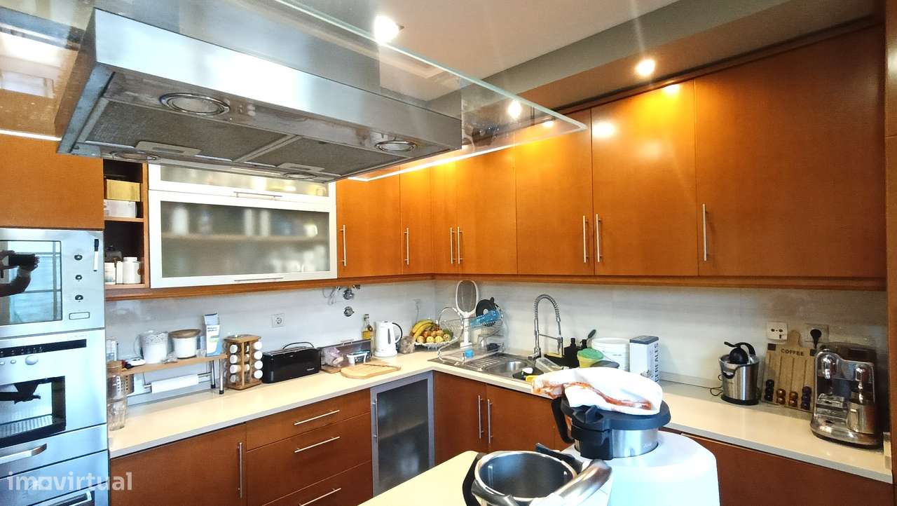 Moradia T3 em banda | 2 pisos e quintal, estimada | área  de 214m2-11