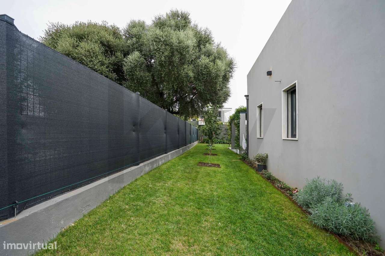 Moradia Contemporânea T3+1 com Piscina em Condomínio Fechado Exclusivo-12