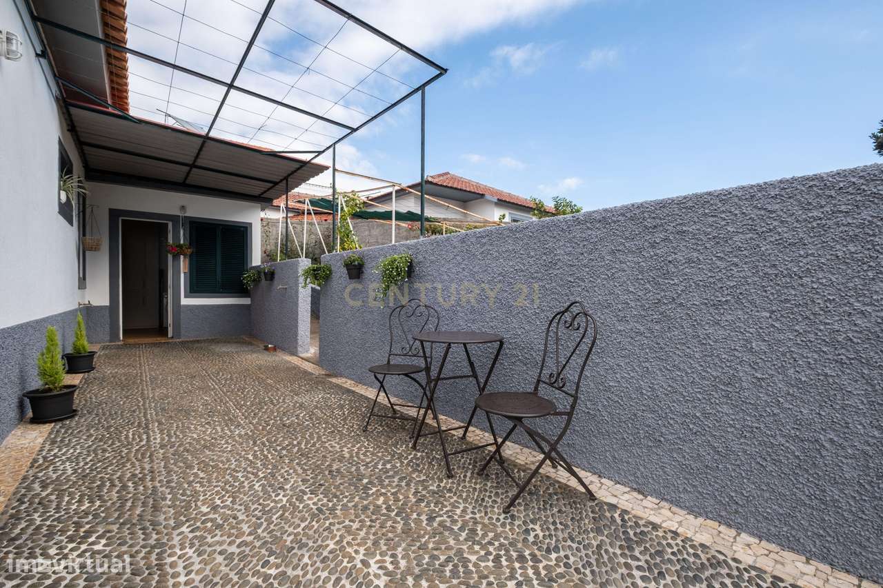 Moradia T2 Remodelada em Câmara de Lobos com Vista para o Pôr do Sol-35