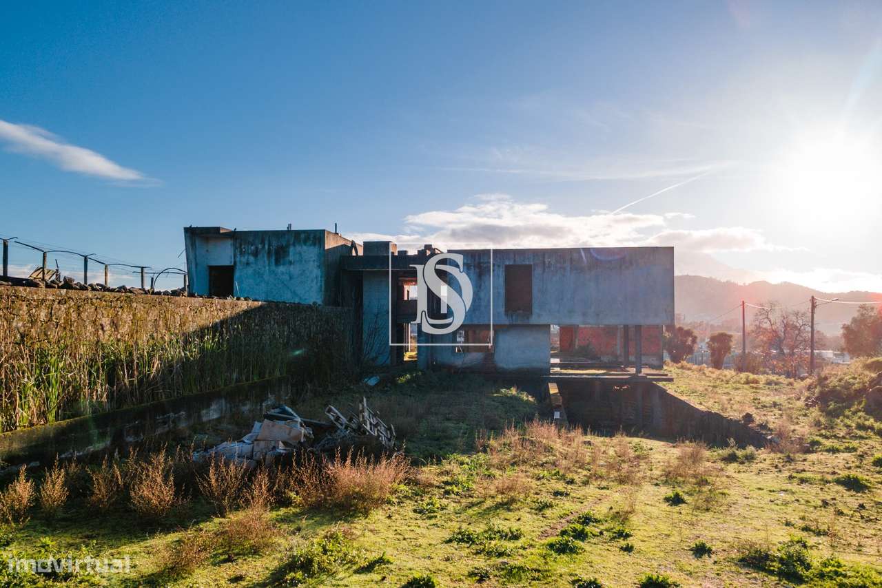 Projeto de Luxo para Concluir – Terreno + Estrutura em Alvelos-11