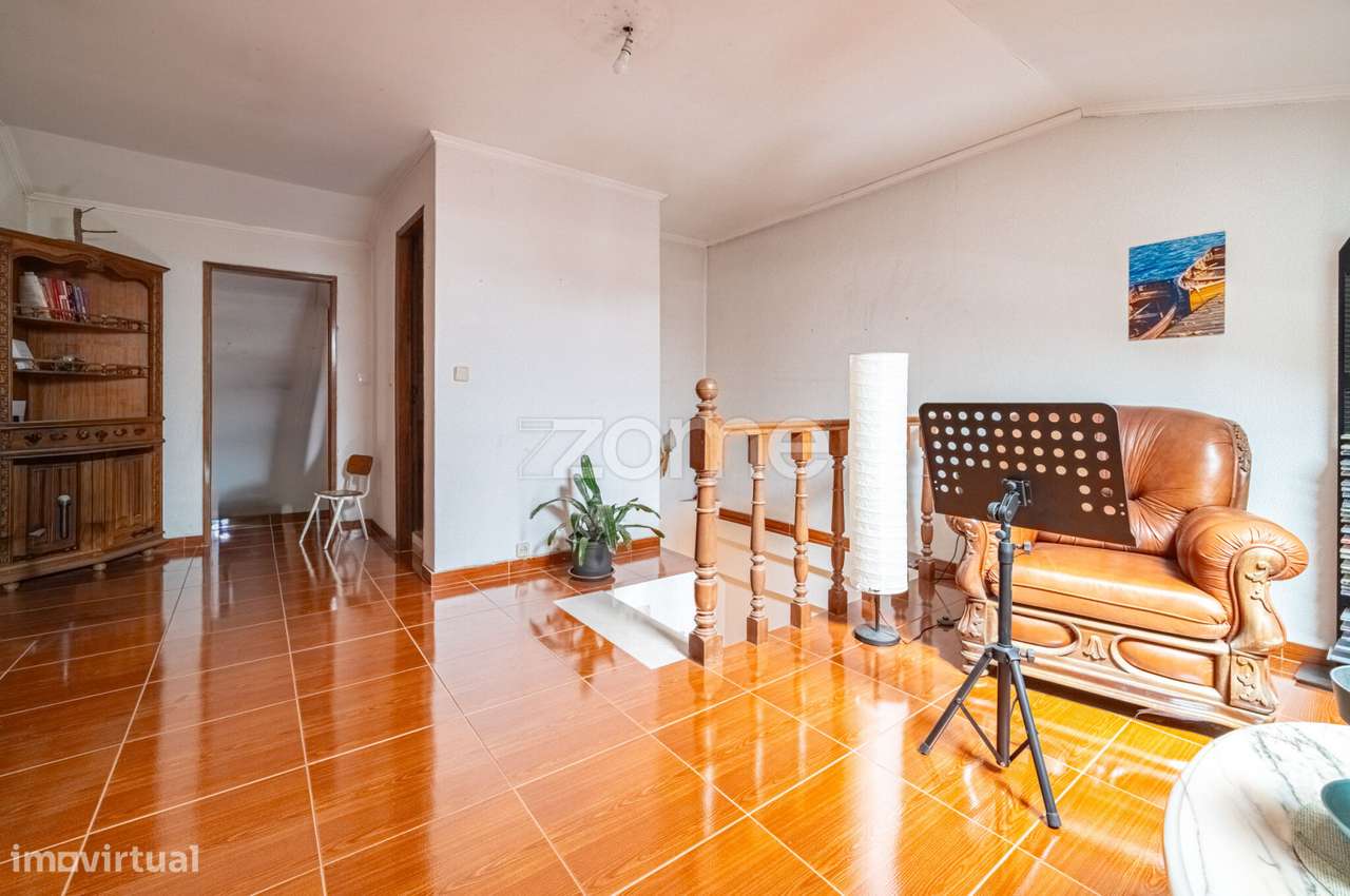 Moradia Geminada T4 com Jardim e Garagem em Zona Tranquila de Camarate-34