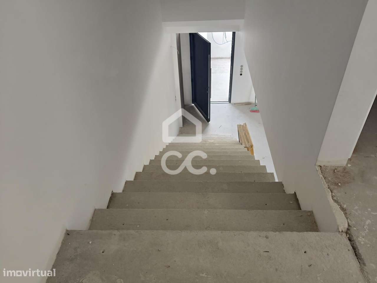 Moradia T3 Nova com 3 Suites, Jardim e Terraço – Design Contemporâneo-13