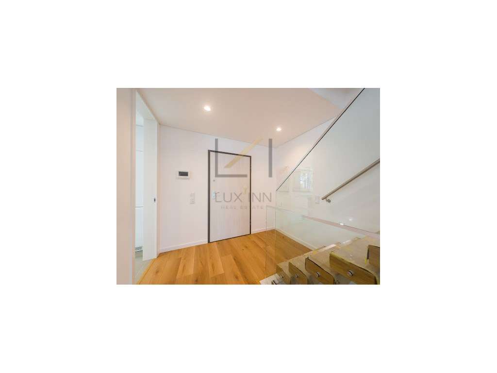 Moradia de Luxo T4 , São Pedro Do Estoril, com Piscina e Garagem-8