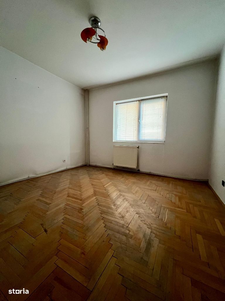 Apartament cu 3 camere, localizat în zona de jos a orașului.