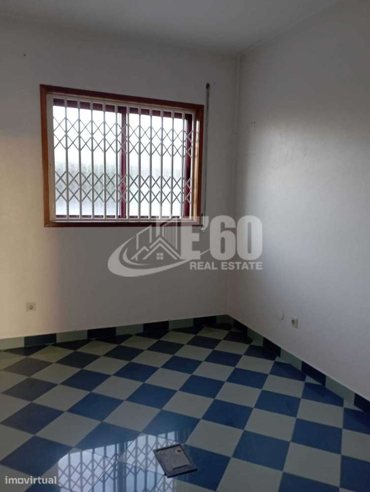 LOJA EM ESMORIZ - Grande imagem: 5/11