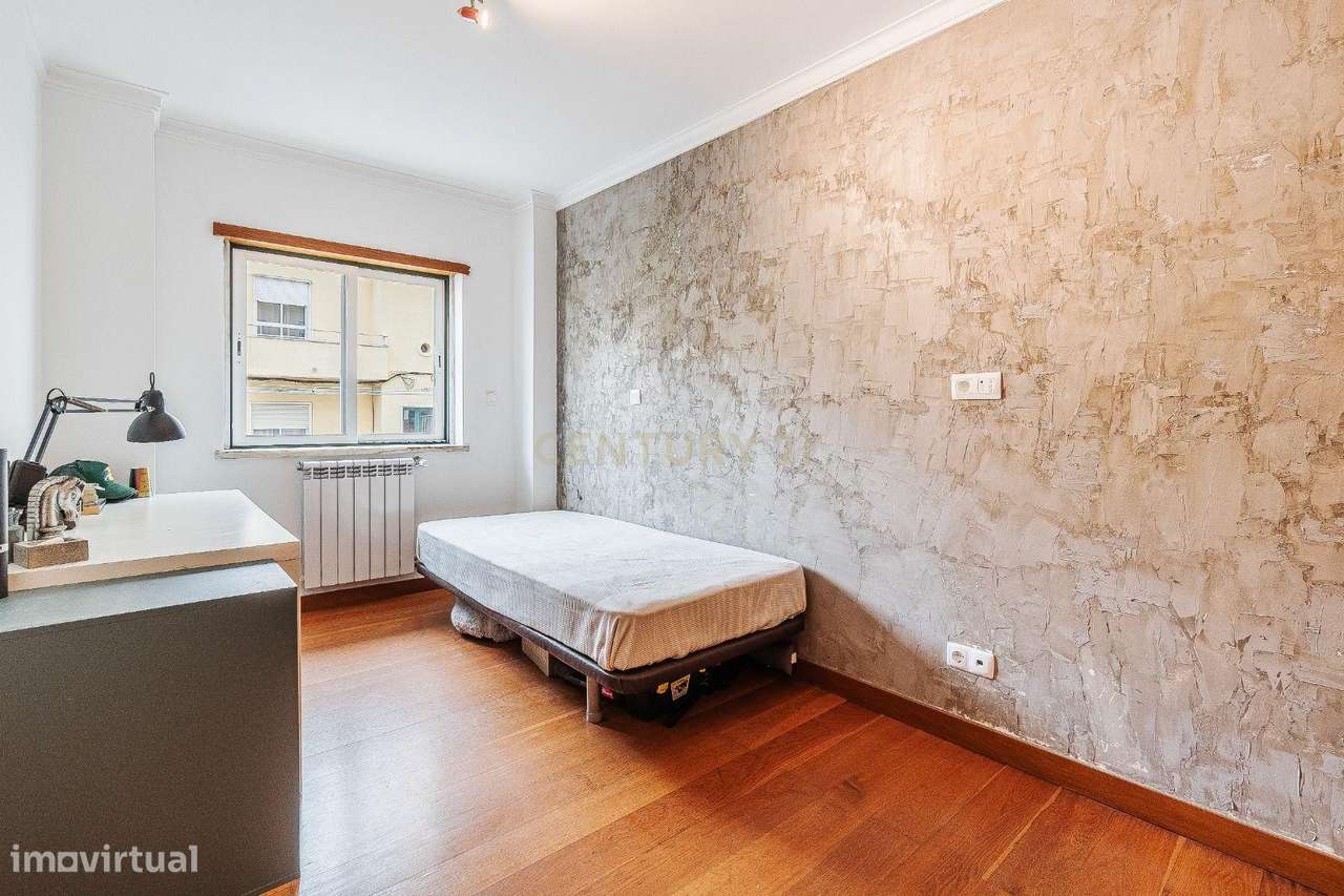 Acolhedor Apartamento T2 com Box e Arrecadação na Brandoa-11