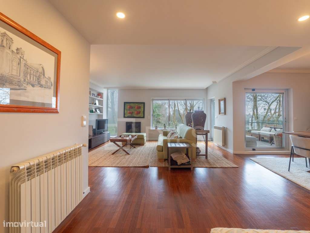 Apartamento T3, com varanda e garagem, na Foz do Douro - Grande imagem: 2/35