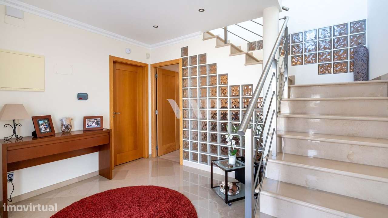 Moradia V3+2 em Condomínio Fechado com Vista Mar em Vilamoura-5