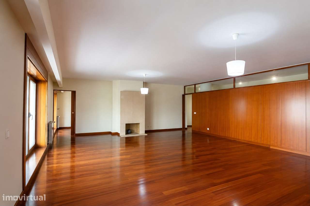 Apartamento T5 com 4 casas de banho e garagem-2