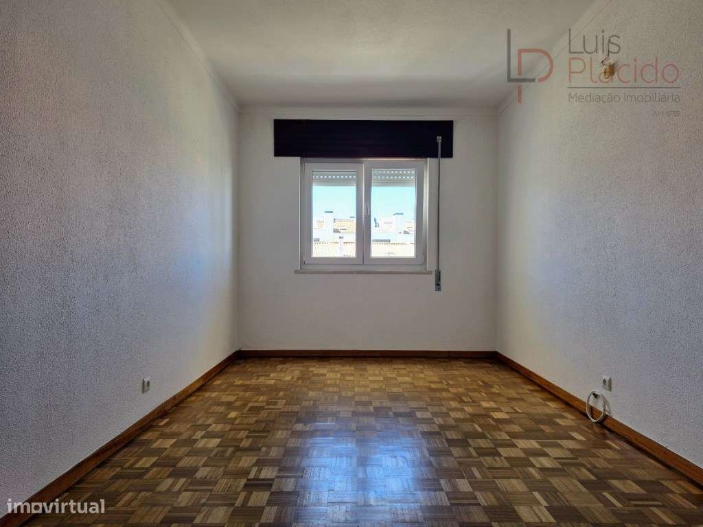 Moradia com 5 Quartos c/ Garagem + Anexo T1-21