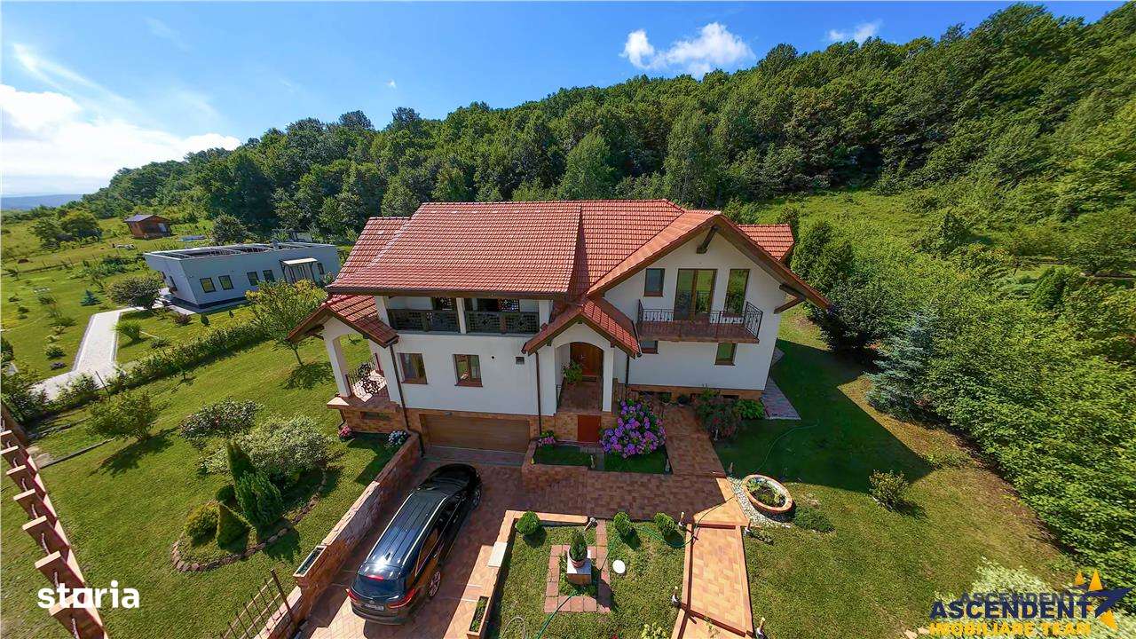 FILM! Resedinta nobiliara, in inima coltului verde al Vaii Nandrului: - Imagine principală: 4/20