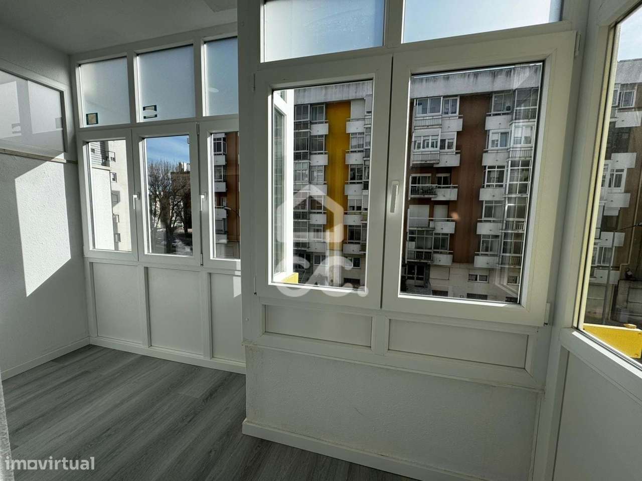 Apartamento T2 remodelado com arrecadação - Oeiras-18