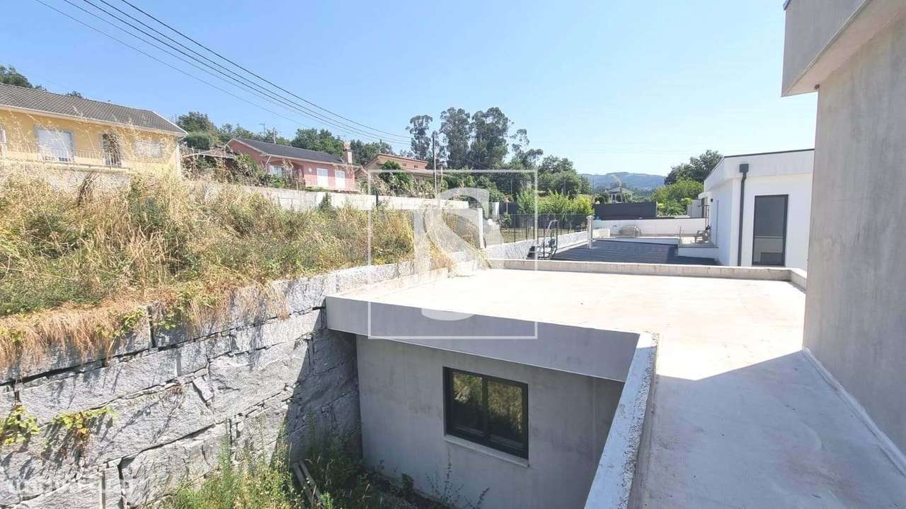 Moradia T3 independente, em construção, na Póvoa de Lanhoso-11
