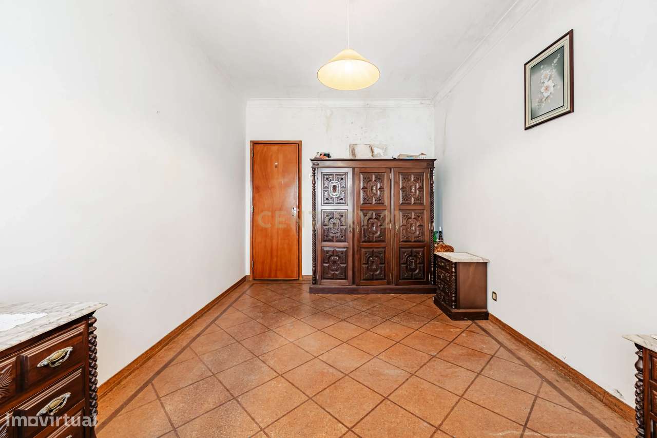 Apartamento T4 - Laranjeiro-25