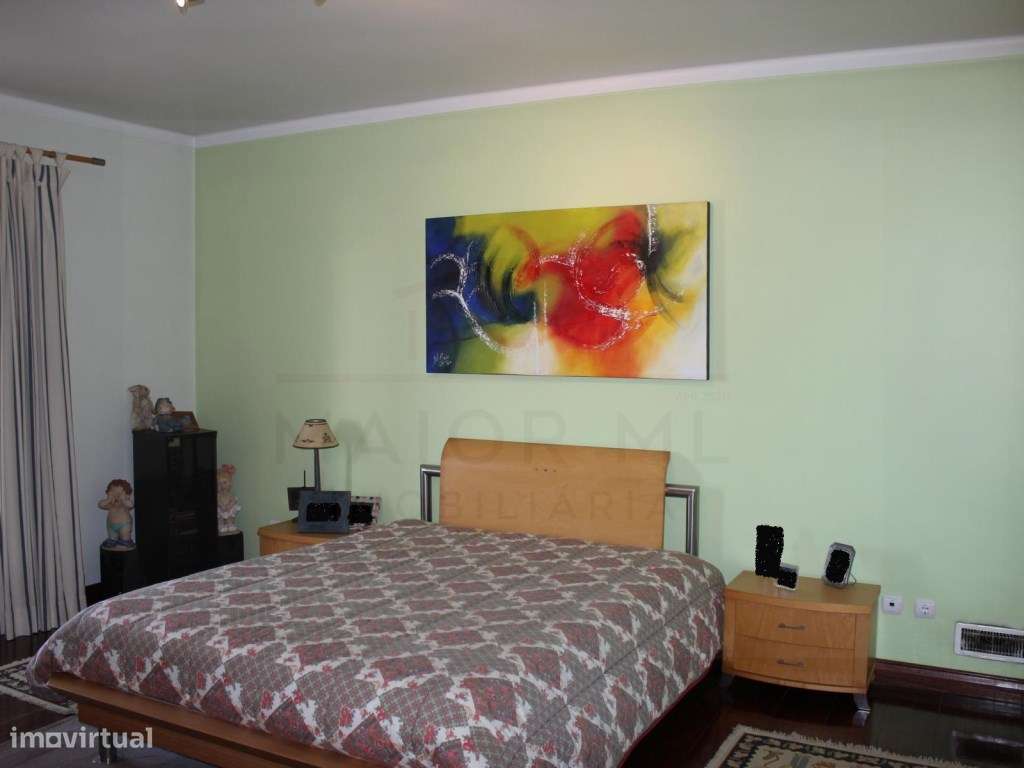 Luxuosa moradia T5 + 1 em Rio Maior-26