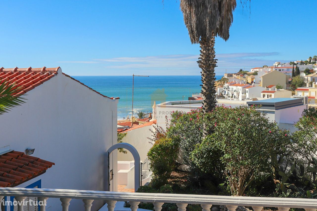 Para venda, moradia de canto com vista mar e jardim privado a 200m da