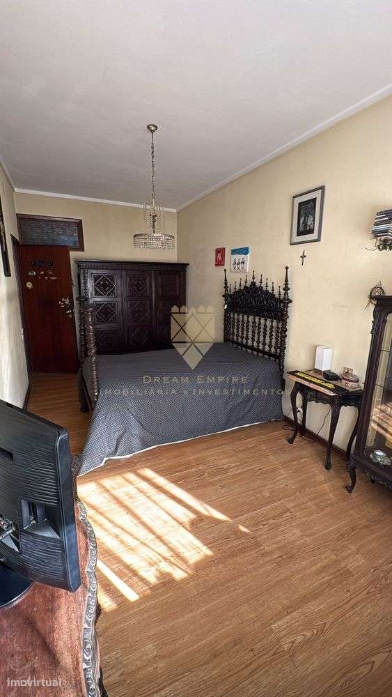 T4 com Potencial Extraordinário na Rua de Camões, Porto-2