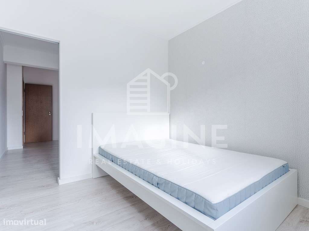 Apartamento T1 com excelentes áreas e parqueamento exterior privado...-8