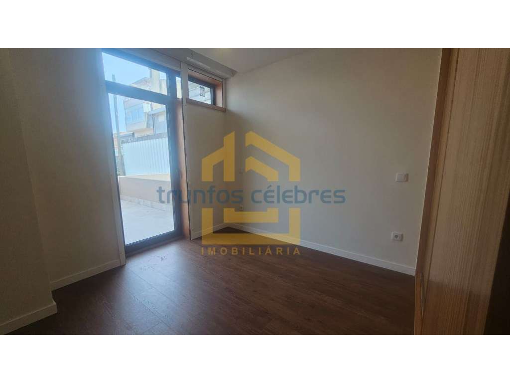 Apartamento T2 Rés do Chão Elevado totalmente renovado com terraço ...-7