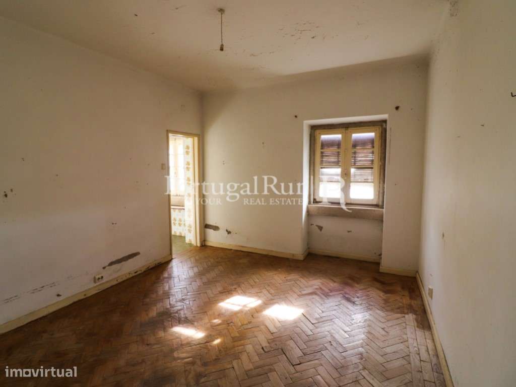 Quinta com casa de habitação T5 e diversas construções-42