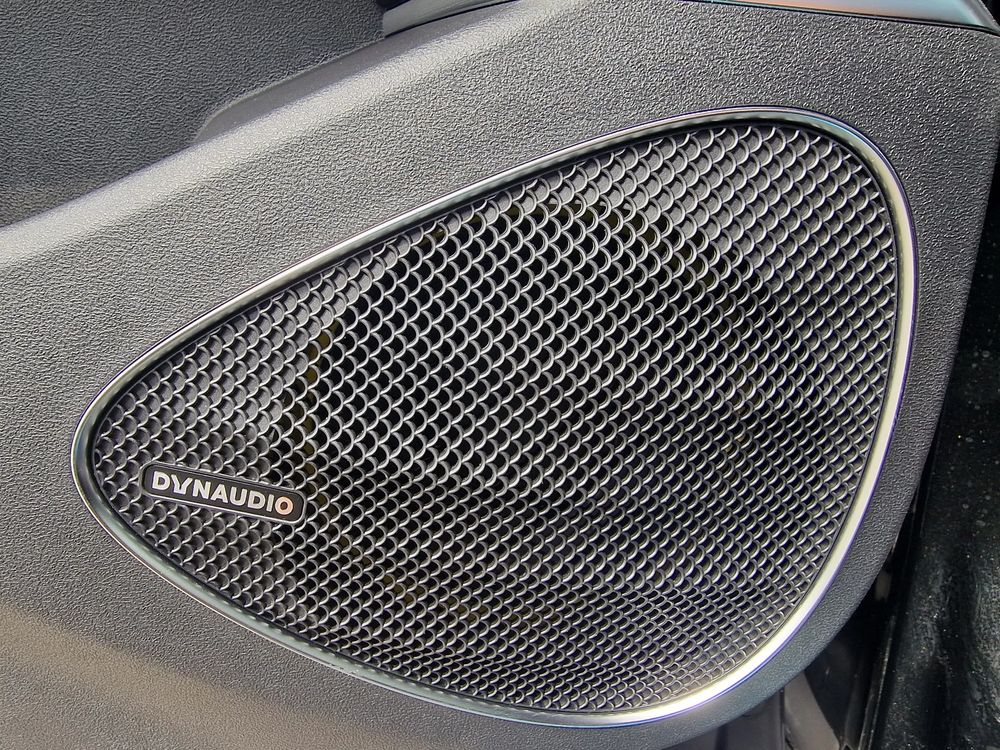 4,5 S (0-100 km/h) / Zasięg 502 km / Head-Up / Dynaudio®