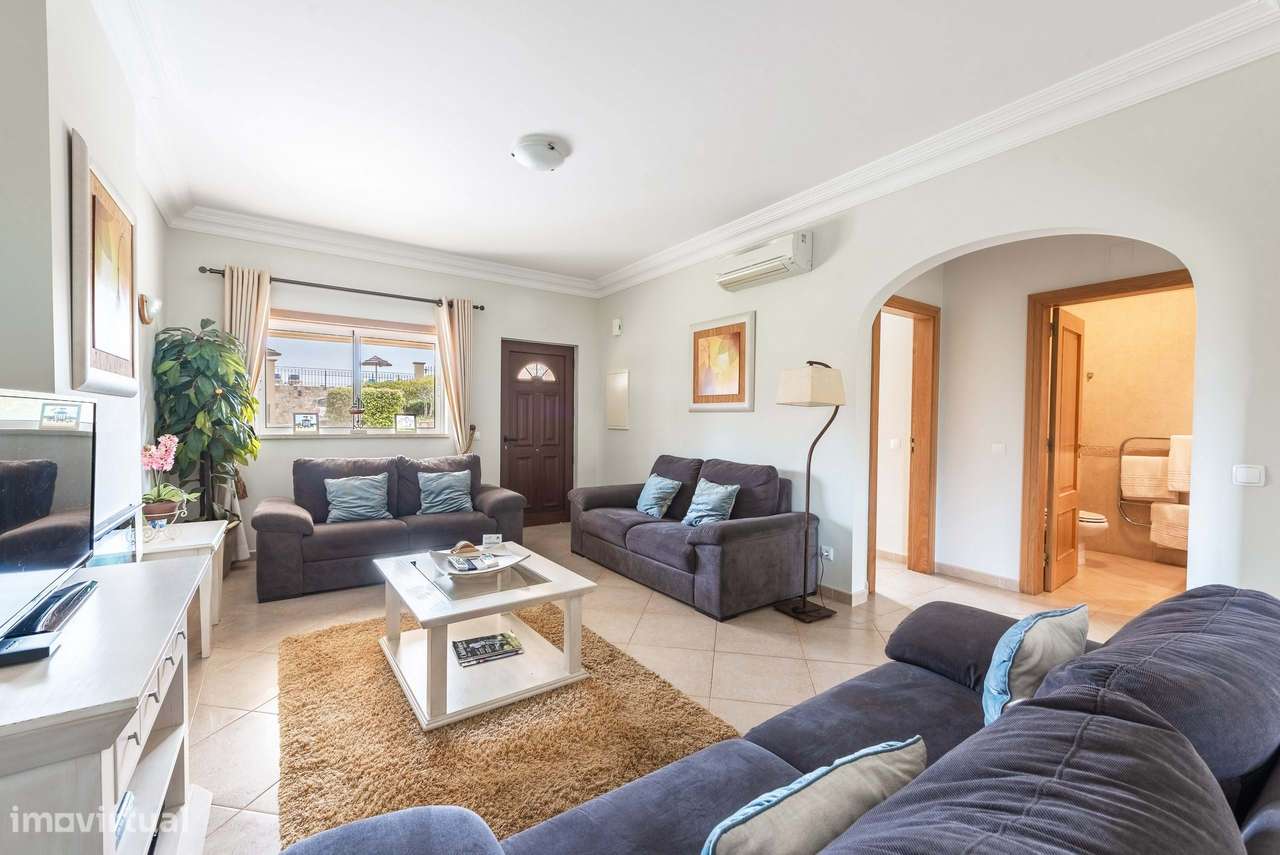 Moradia Geminada V3+1 Apresentada de Forma Magnífica em Resort de Golf - Grande imagem: 4/39