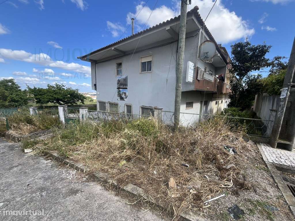 Três Moradias Vendidas em Conjunto na Zona de Famões - Grande imagem: 2/19