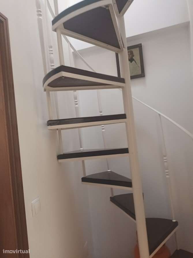 Vende-se Casa Térrea T1 Renovada de Novo-9