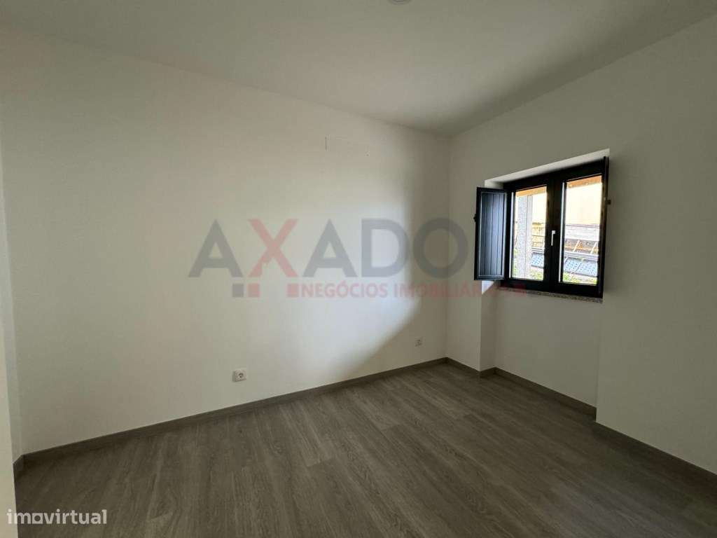 MORADIA TOTALMENTE REMODELADA EM LORIGA PERTO DA PRAIA FLUVIAL - Grande imagem: 5/39