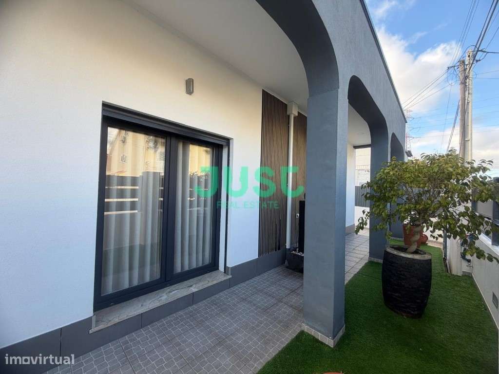Moradia isolada, T3, seminova com garagem e piscina na Quinta do Conde-14