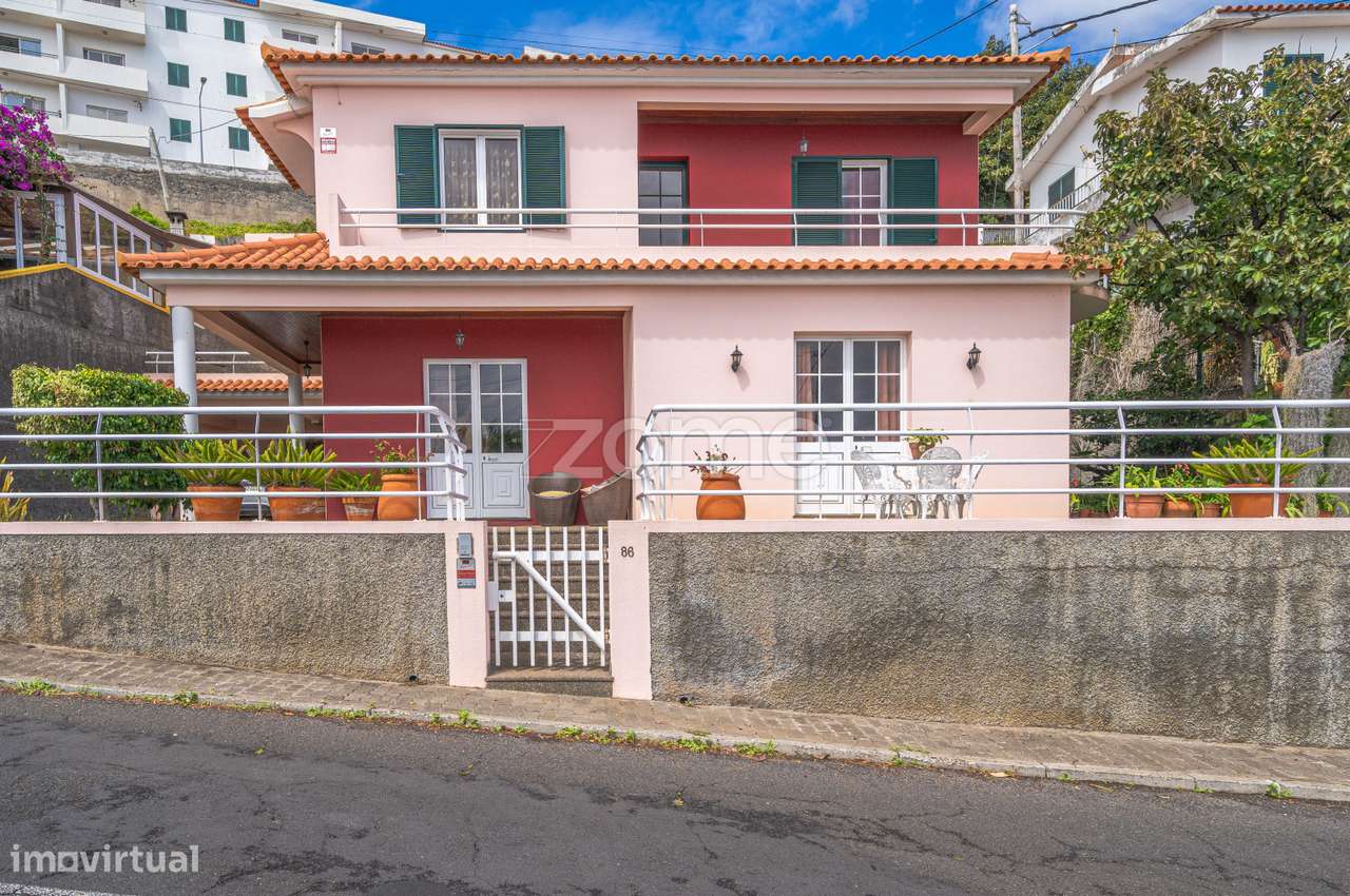 Moradia T3 + 2 em Santa Cruz – Vista Mar, Jardim e Potencial Único! - Grande imagem: 4/37