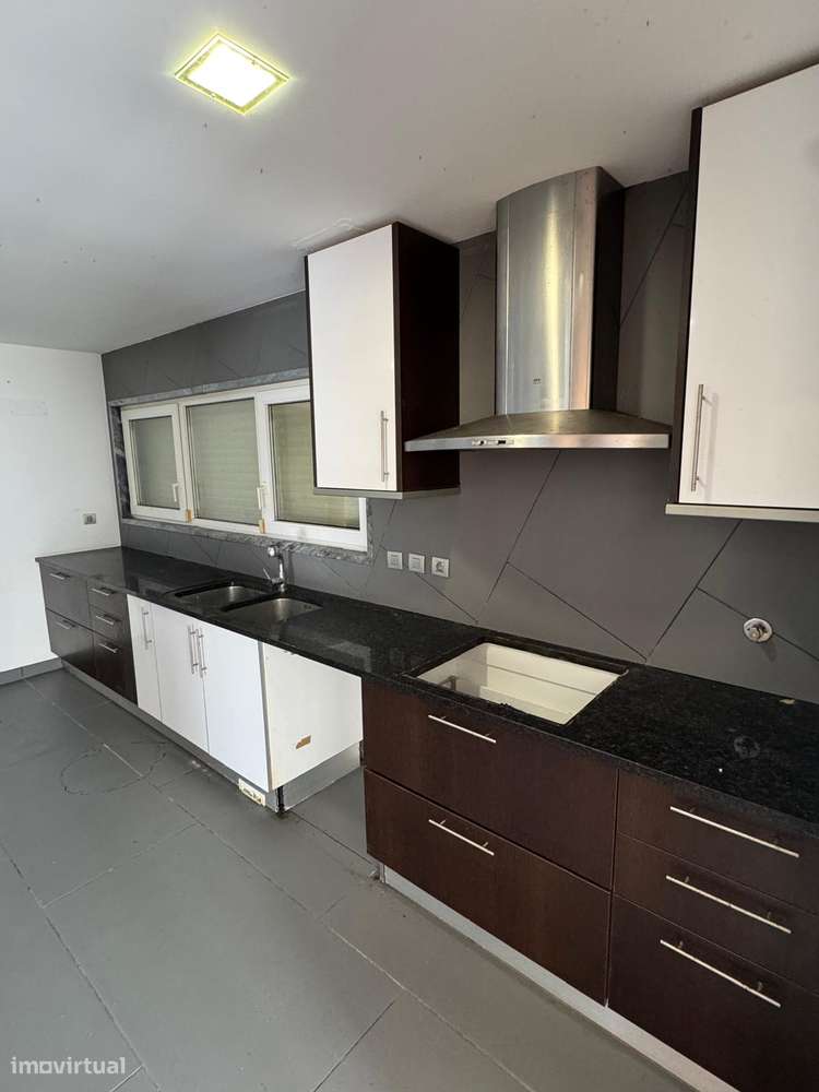 Moradia T5 com piscina, garagem e vista mar em Ericeira-32