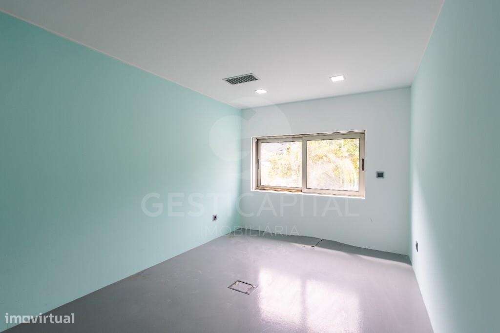 Moradia T4 Térrea de Luxo em Pedra com Terreno, Garagem e Levada Natur-29