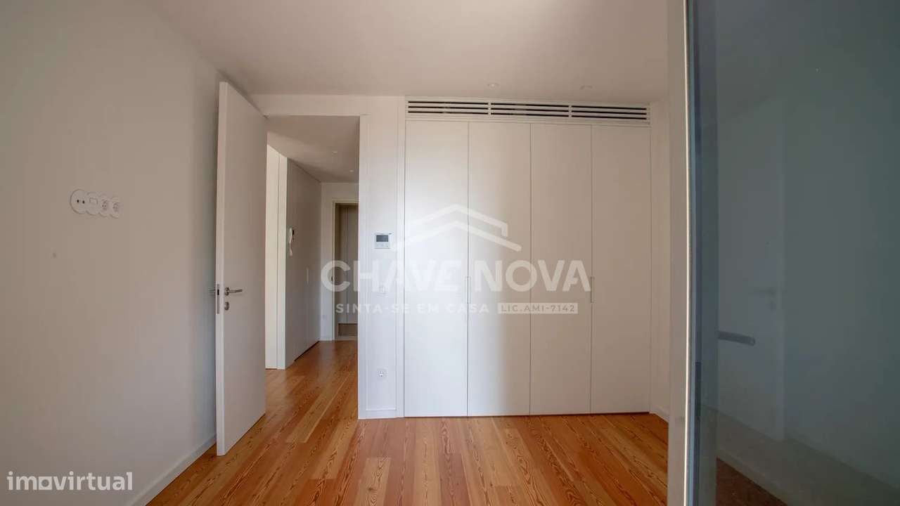 Apartamento T1 c/ Vista Mar, Varanda, Garagem e Excelentes Comodidades-4