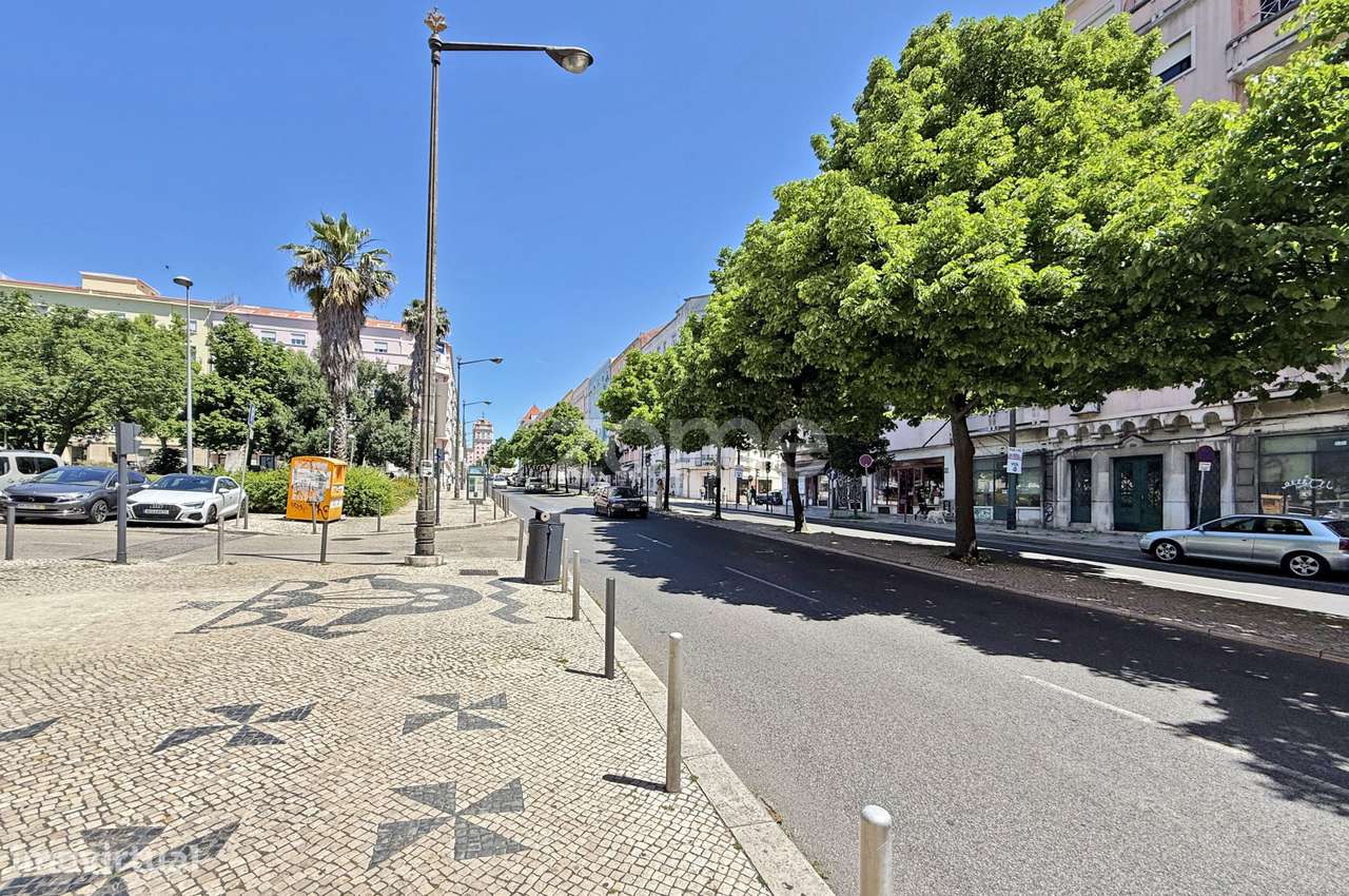 Apartamento T3 remodelado na Avenida Almirante Reis - Lisboa-30