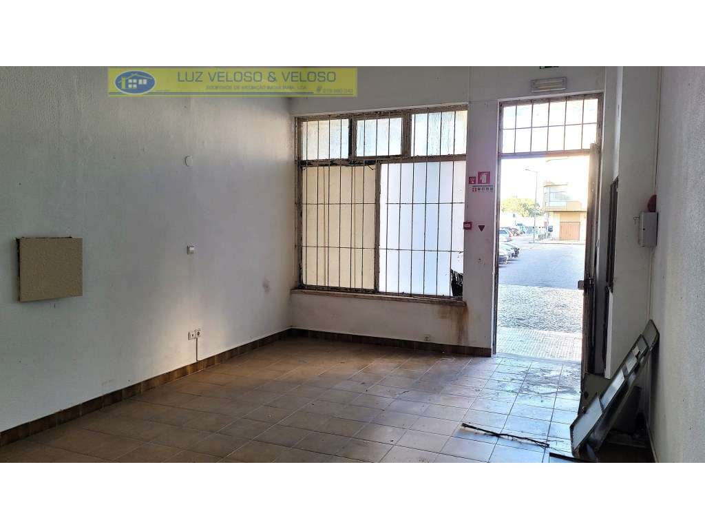 Loja de 38,27 m2 com cave de 300,00 m2. Alto do Seixalinho, Barreiro.-5