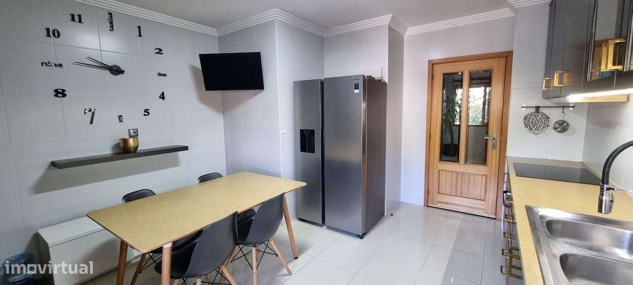 T3 com Garagem Box e 2 Varandas – São Romão, a 2 Min da Estação! - Grande imagem: 5/11