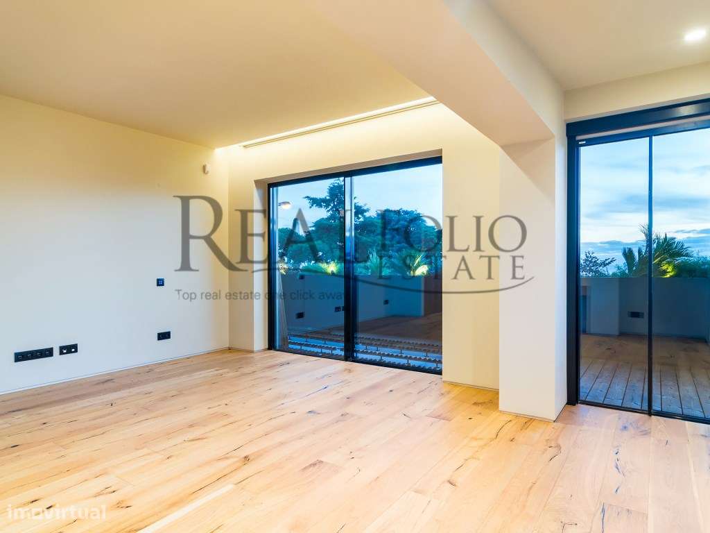 Moradia T5 com acabamentos de luxo e vista panorâmicas sobre a Baia...-38