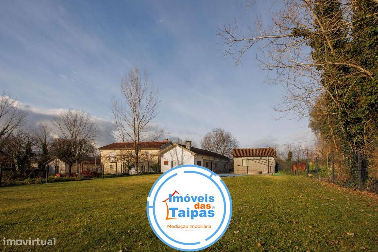 Vende-se Moradia Individual e rés-do-chão - T2-8