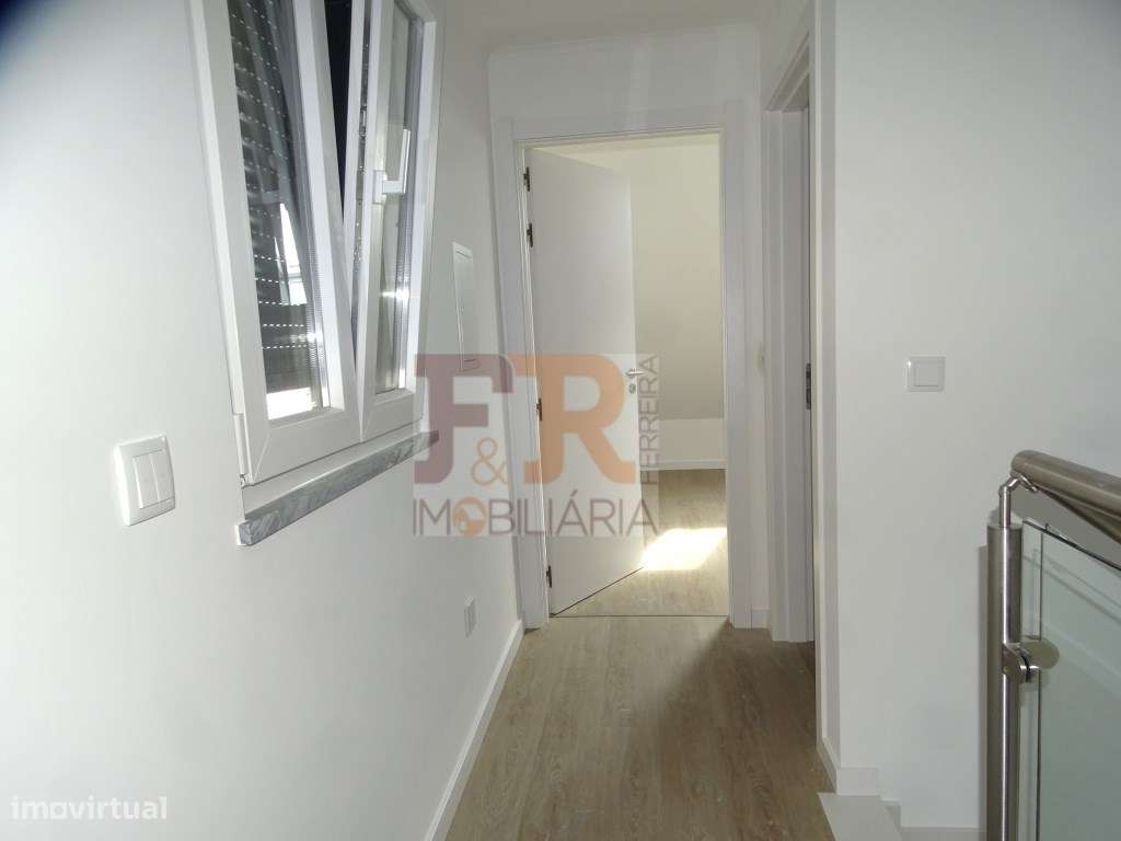 Moradia Geminada Triplex T3+1 com Cave Fernão Ferro-26