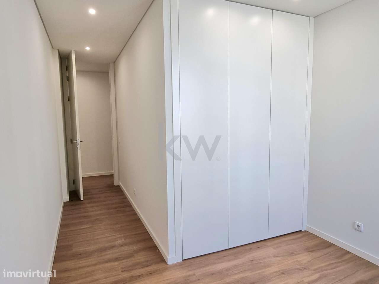 Apartamento T2, com terraço e garagem na praça do Chile-6