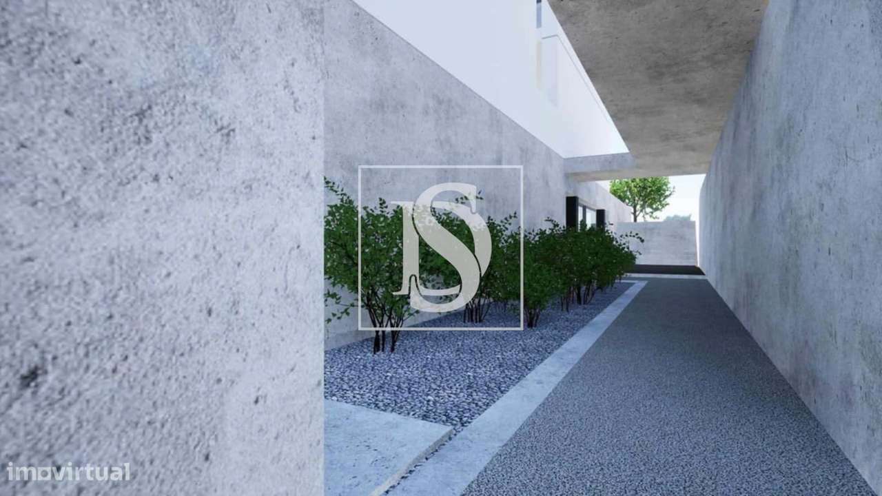 Moradia T4 de três pisos inserido num terreno com 1188m2. Exclente pot-16