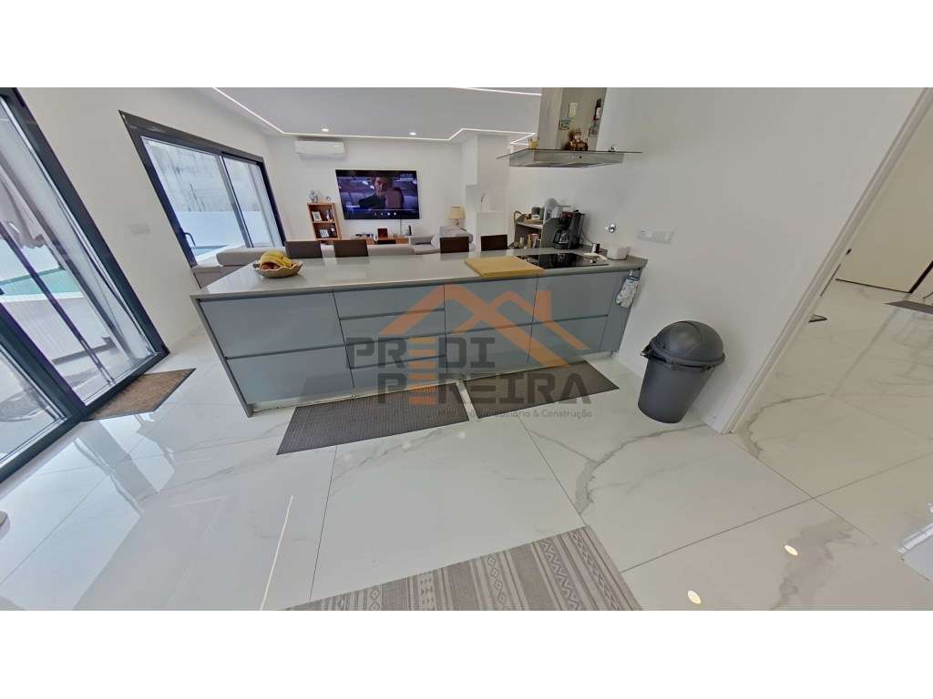 Moradia T3, situada no Casal da Silveira, em Famões-10