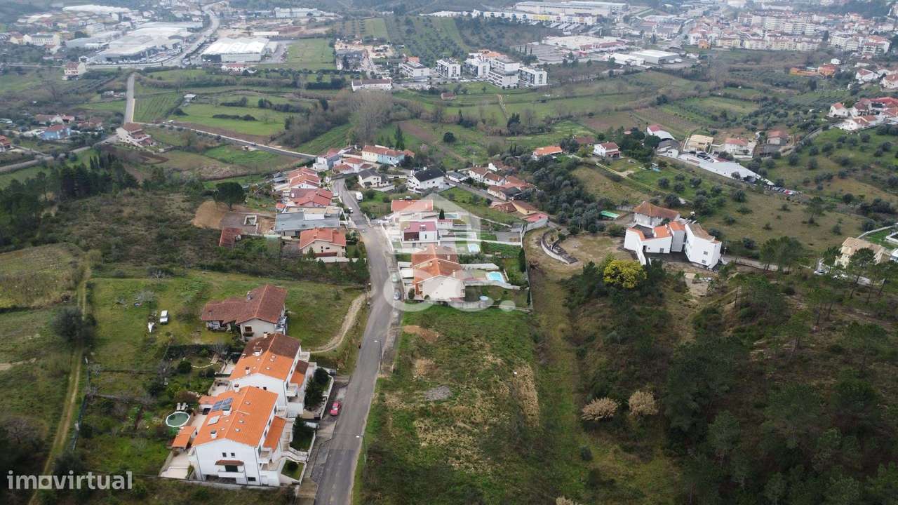 Terreno com projeto aprovado para construção de uma moradia isolada em - Grande imagem: 3/8