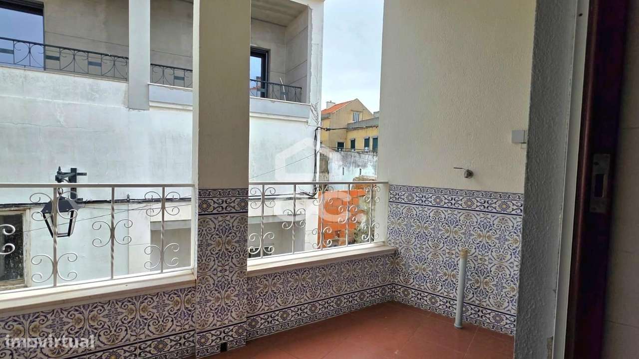 Moradia T2 convertida em T3 com garagem e acesso por duas ruas, zona h - Grande imagem: 5/28