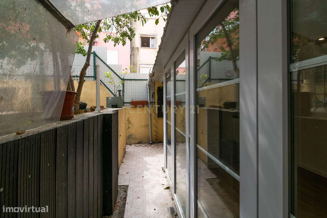 Apartamento T2+1 com Terraço no Centro de Odivelas-21