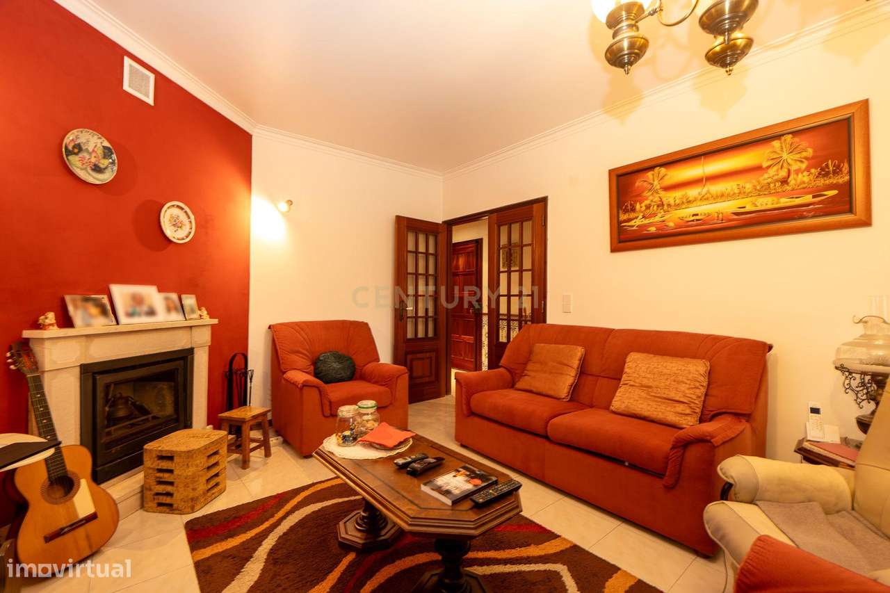 Apartamento de tipologia T2, com box e varandas, localizado em Rio de-8