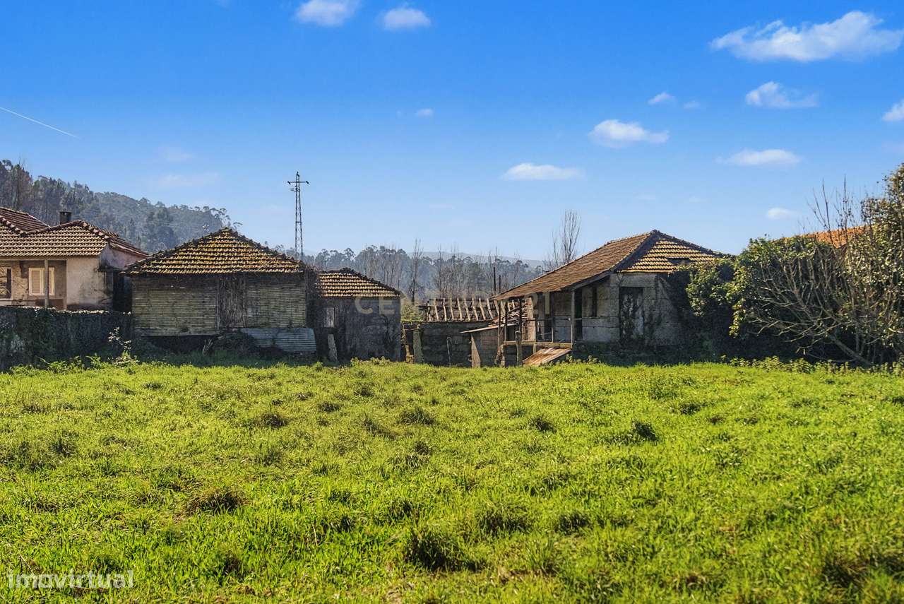 Moradia em pedra para reconstrução com projeto hoteleiro aprovado em A-6